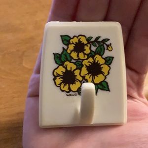 1970’s Retro Vintage Robe Hook with Daisies